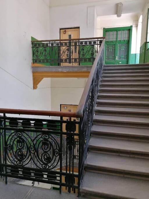 Trendy 2 Room Flat, Next To Corvin Mall Free Huge Garage! Ac,Dishwasher,Washmachine, Smart Tv Budapest Kültér fotó
