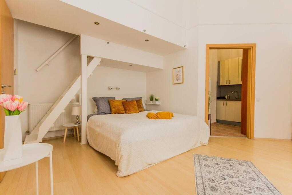 Trendy 2 Room Flat, Next To Corvin Mall Free Huge Garage! Ac,Dishwasher,Washmachine, Smart Tv Budapest Kültér fotó