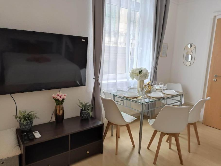 Trendy 2 Room Flat, Next To Corvin Mall Free Huge Garage! Ac,Dishwasher,Washmachine, Smart Tv Budapest Kültér fotó