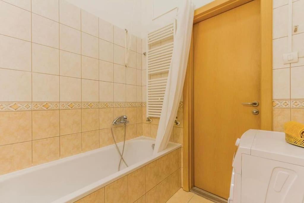 Trendy 2 Room Flat, Next To Corvin Mall Free Huge Garage! Ac,Dishwasher,Washmachine, Smart Tv Budapest Kültér fotó