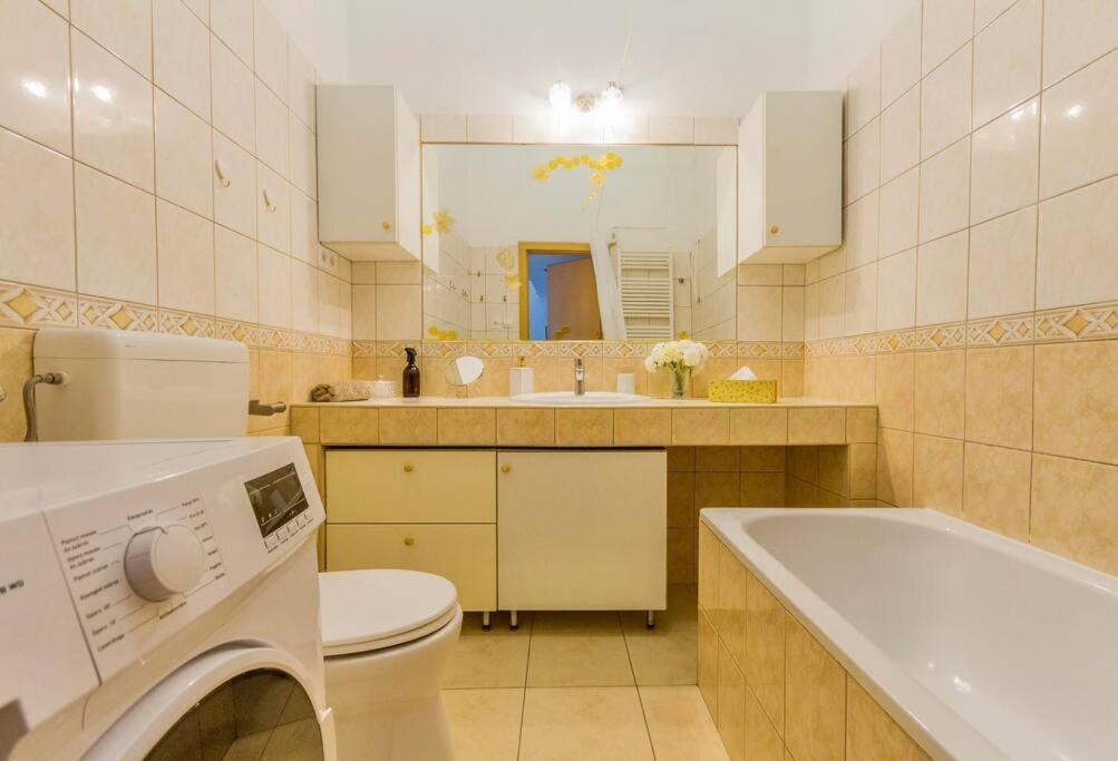 Trendy 2 Room Flat, Next To Corvin Mall Free Huge Garage! Ac,Dishwasher,Washmachine, Smart Tv Budapest Kültér fotó