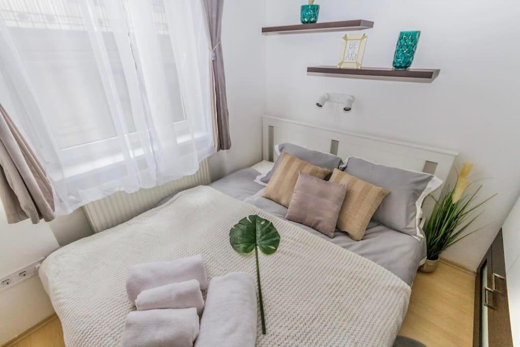 Trendy 2 Room Flat, Next To Corvin Mall Free Huge Garage! Ac,Dishwasher,Washmachine, Smart Tv Budapest Kültér fotó