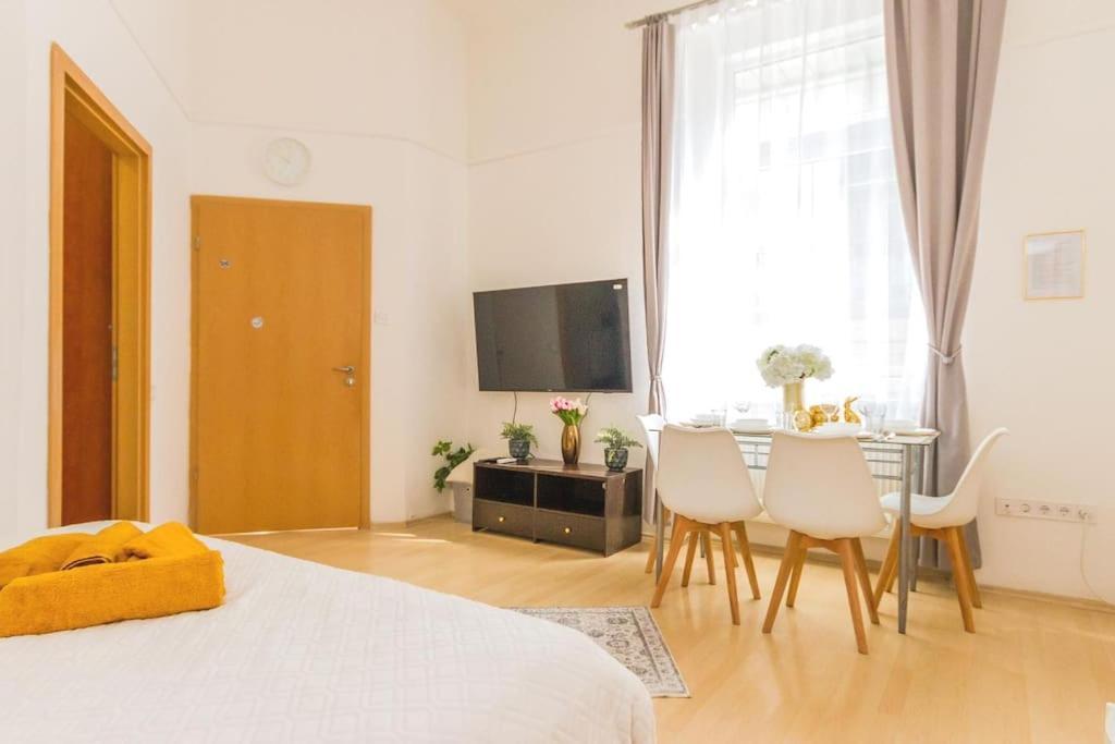 Trendy 2 Room Flat, Next To Corvin Mall Free Huge Garage! Ac,Dishwasher,Washmachine, Smart Tv Budapest Kültér fotó