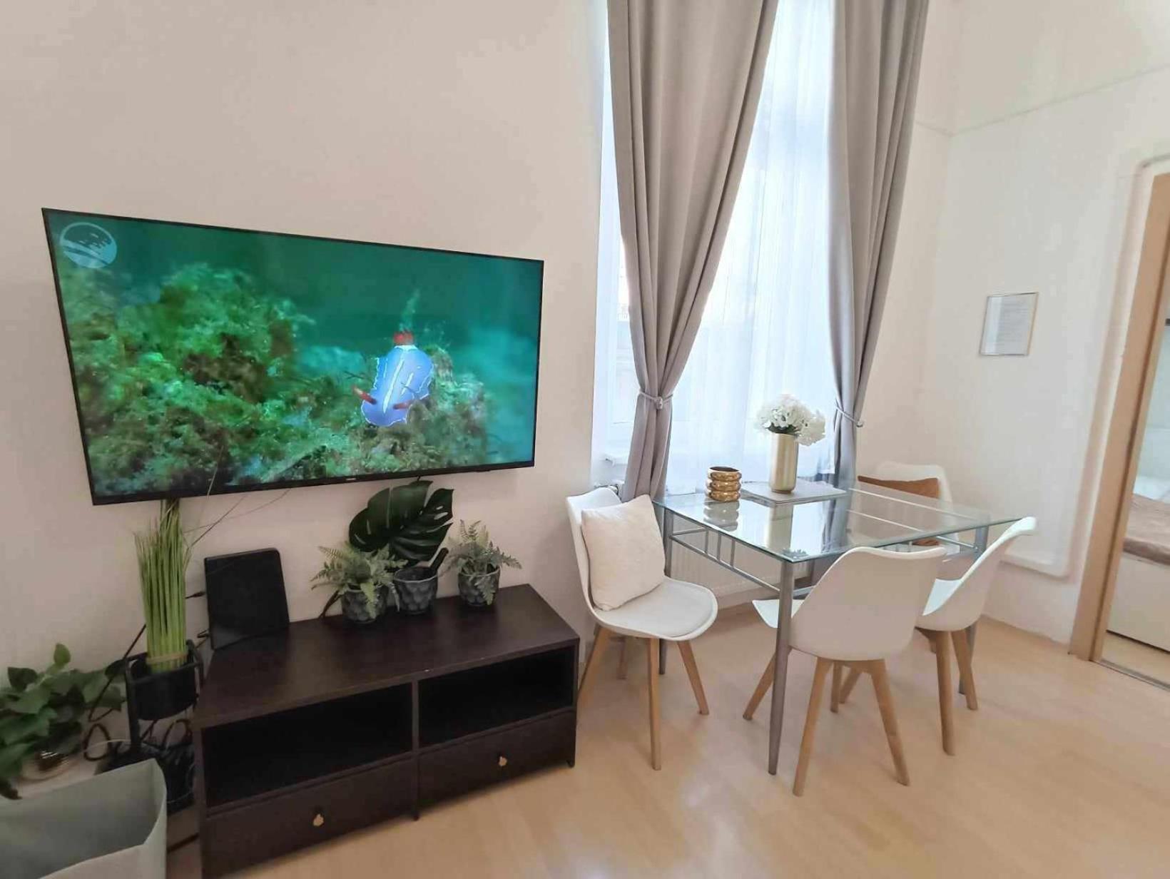 Trendy 2 Room Flat, Next To Corvin Mall Free Huge Garage! Ac,Dishwasher,Washmachine, Smart Tv Budapest Kültér fotó
